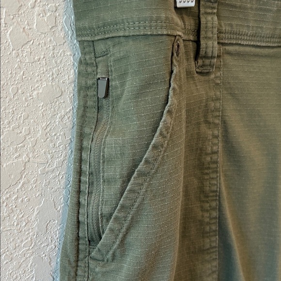 Weatherproof Men's Cargo Shorts in Forest Green - Picture 4 of 8